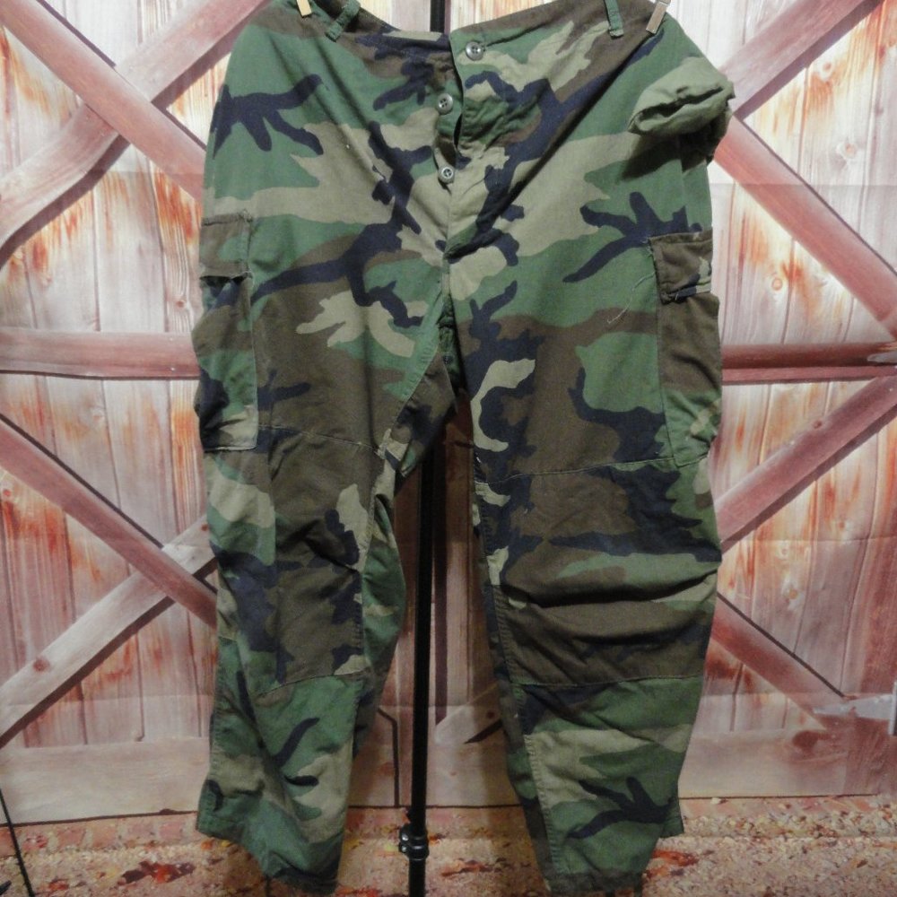 Woodland Camo cargo pants, Military vintage, EUC~Button front~reenforced…